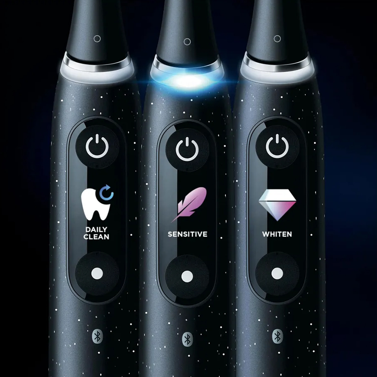 Trzy czarne elektryczne szczoteczki do zębów z różnymi wskaźnikami trybu: Codzienne czyszczenie, Wrażliwe i Wybielanie.