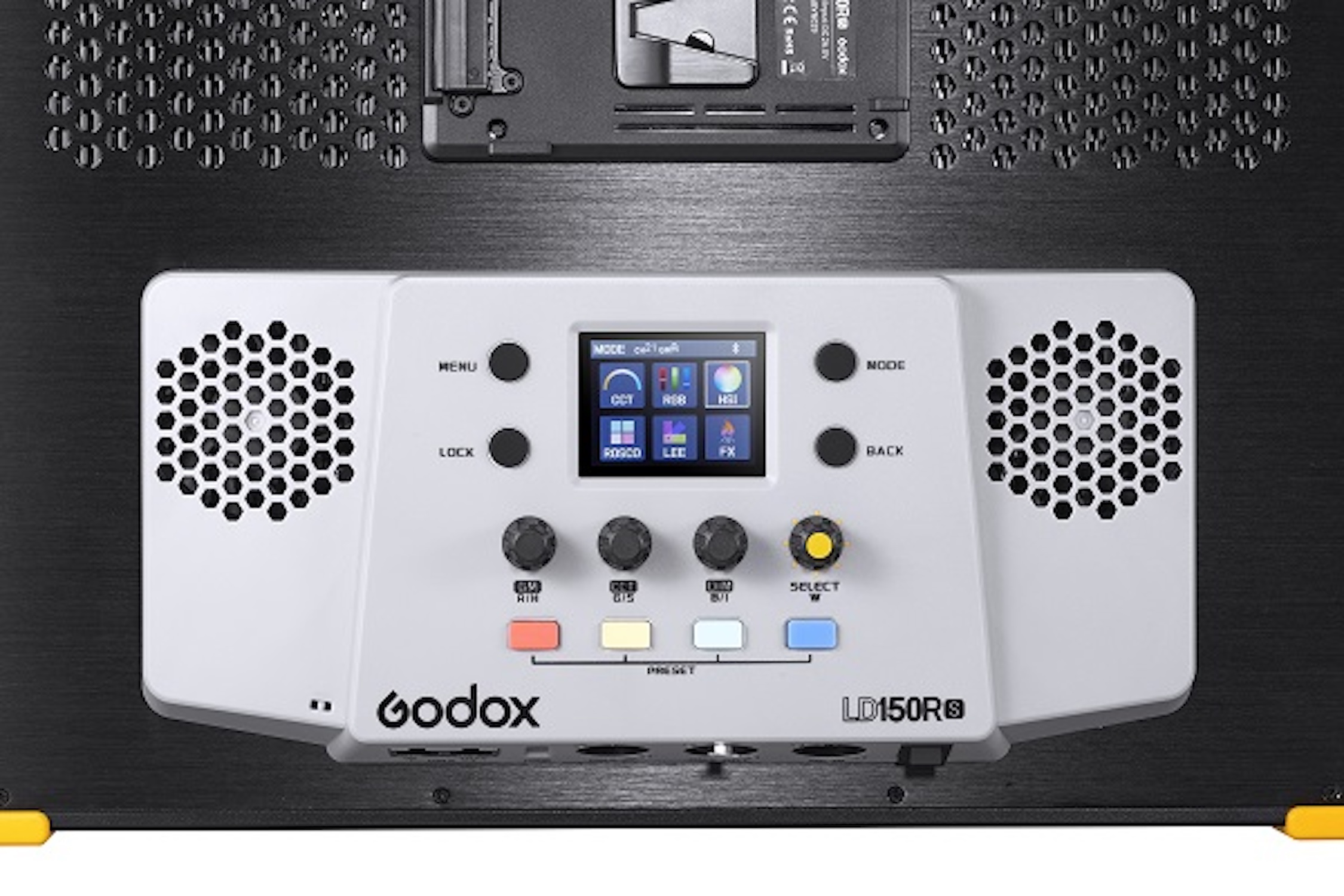 Panneau de commande blanc et gris avec écran, boutons et molettes, sur fond noir. Une LED Godox LD150R.