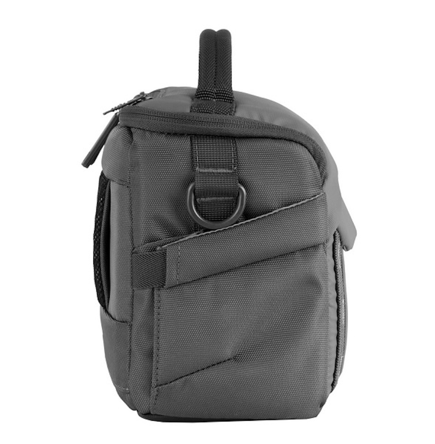 Dunkelgraue Tasche. Die Tasche hat einen Griff und eine Seitentasche. Es ist eine dunkle Umgebung.