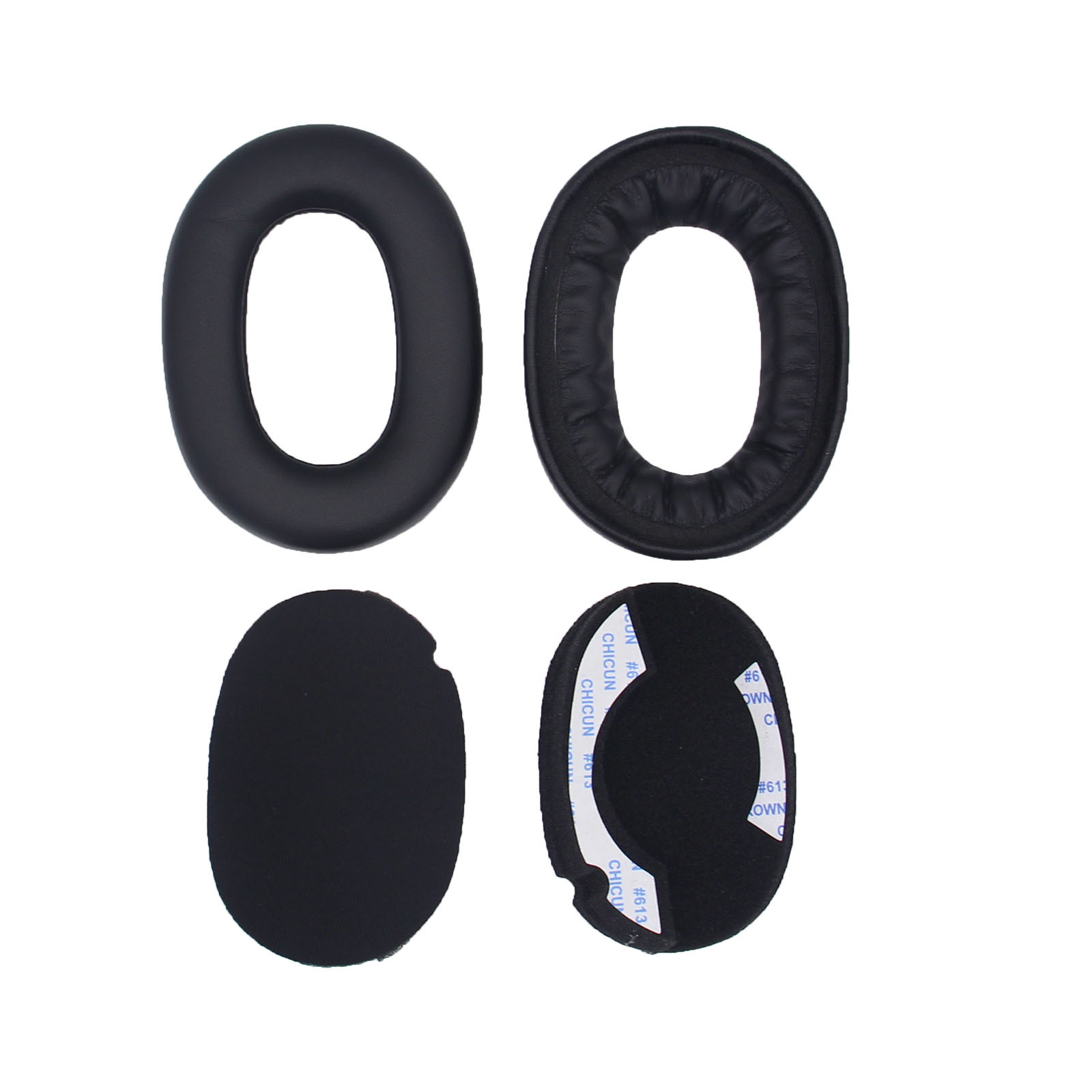 Twee sets zwarte oorkussens voor hoofdtelefoons, met plakstrips en labels.