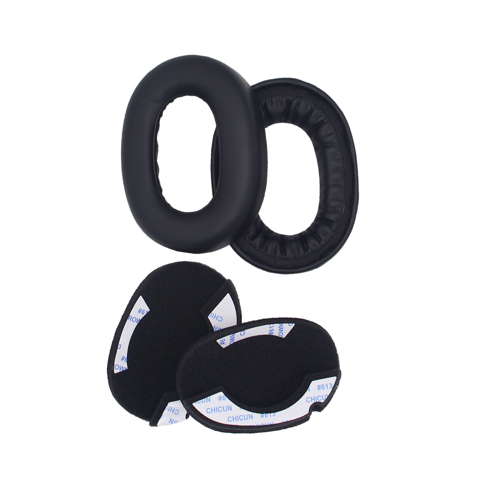 Twee zwarte oorschelpen en twee zwarte schuimrubberen oorkussens voor een headset. Witte etiketten op de oorkussens.