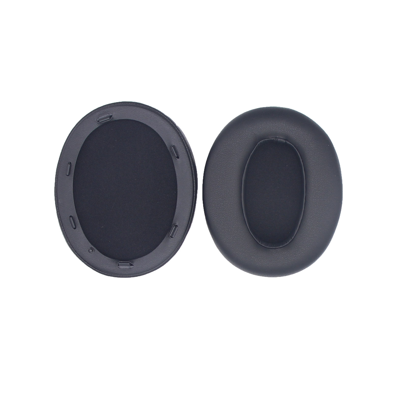 Czarne nauszniki, jeden z odsłoniętą tkaniną, drugi z widocznym materiałem zewnętrznym.