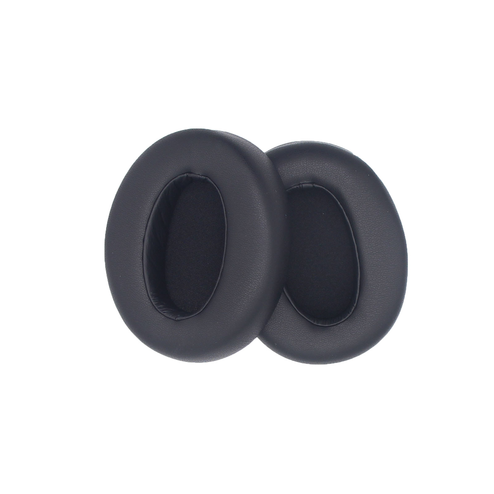 Dwie czarne nauszniki. Są okrągłe i wykonane z miękkiego materiału.