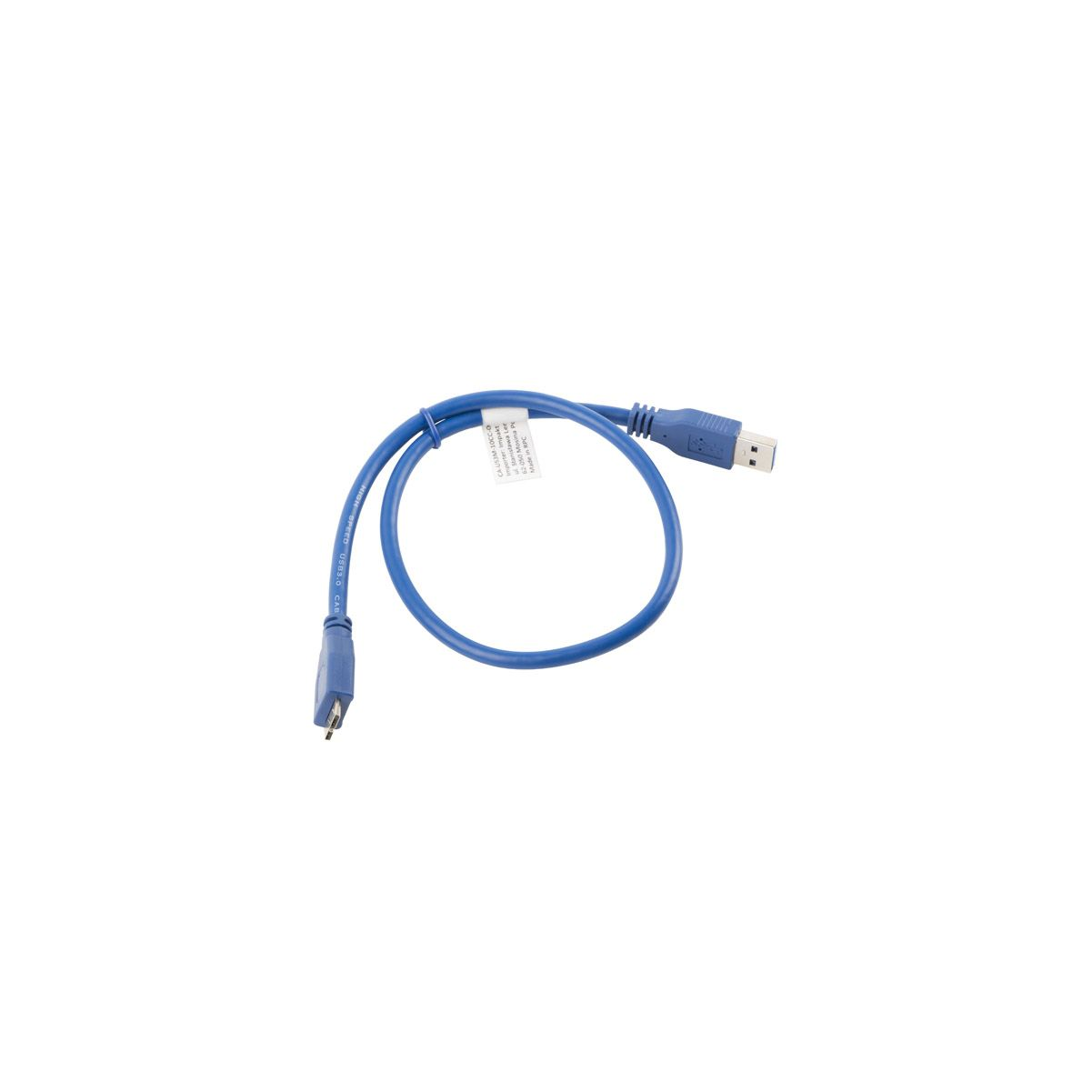 Un cavo USB blu con un'etichetta bianca, su sfondo bianco.