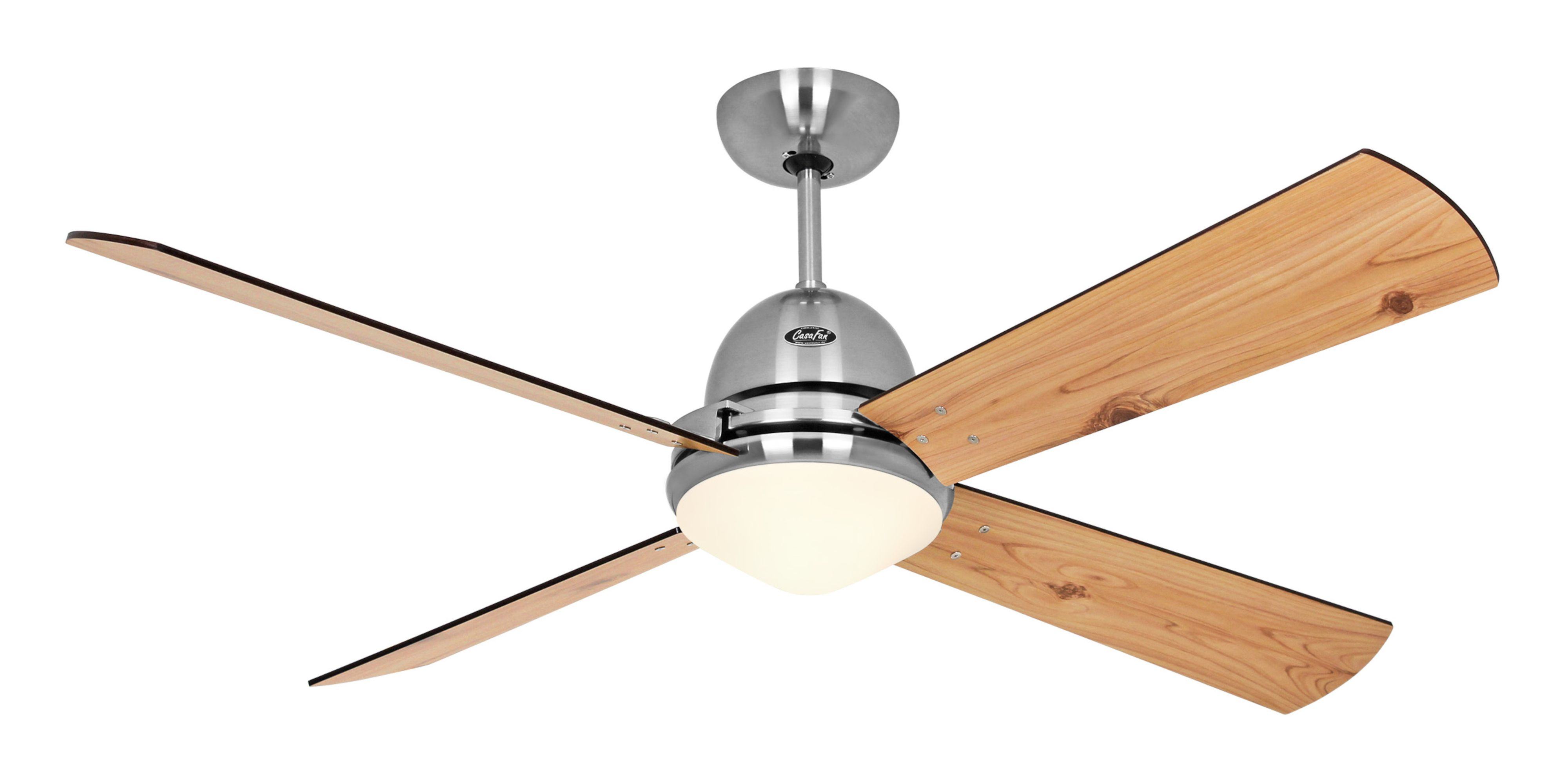 Ein Deckenventilator mit vier Holzblättern und einem zentralen Licht, vor weißem Hintergrund.