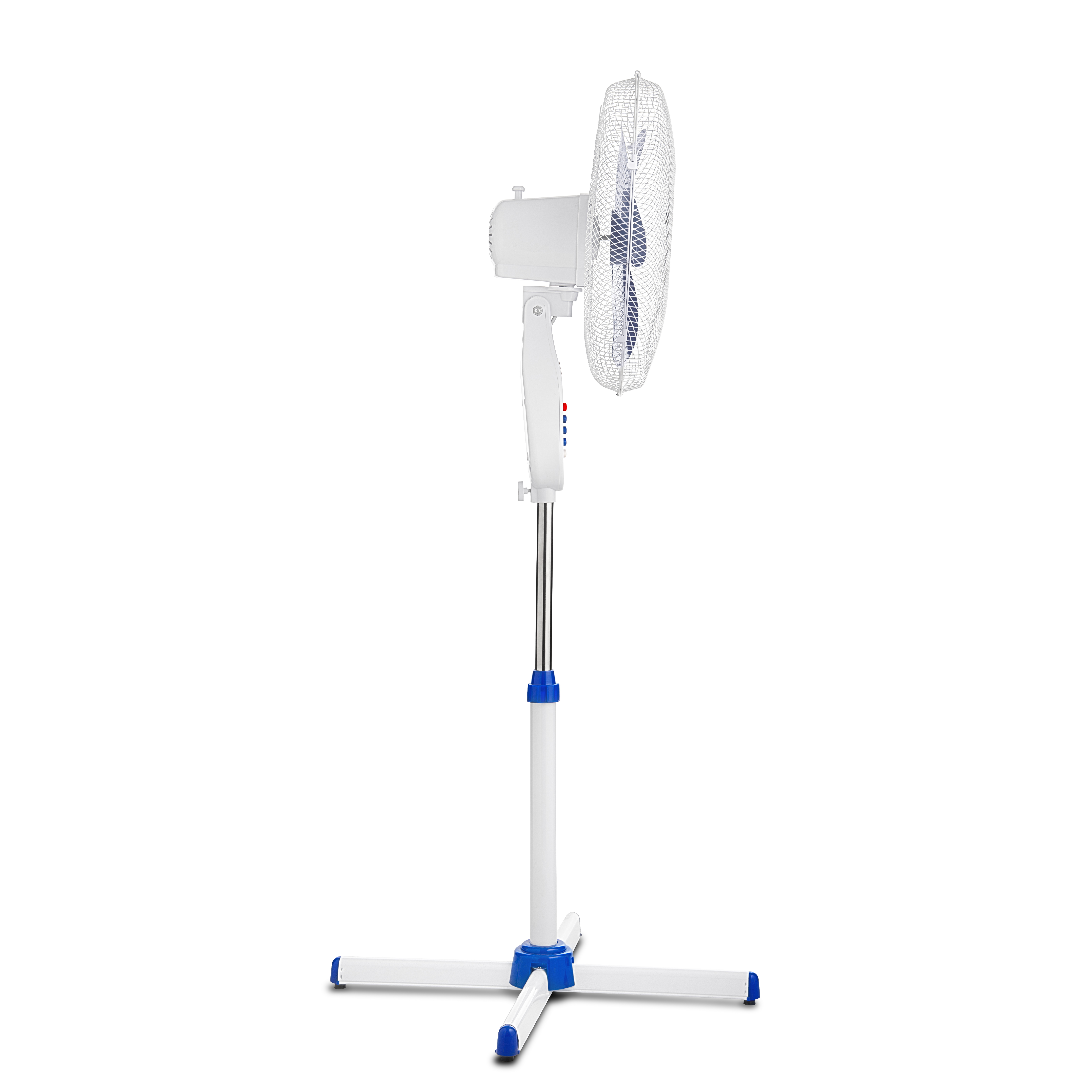 Un ventilador de pie blanco con detalles en azul. El ventilador tiene una cabeza circular y una base alta.