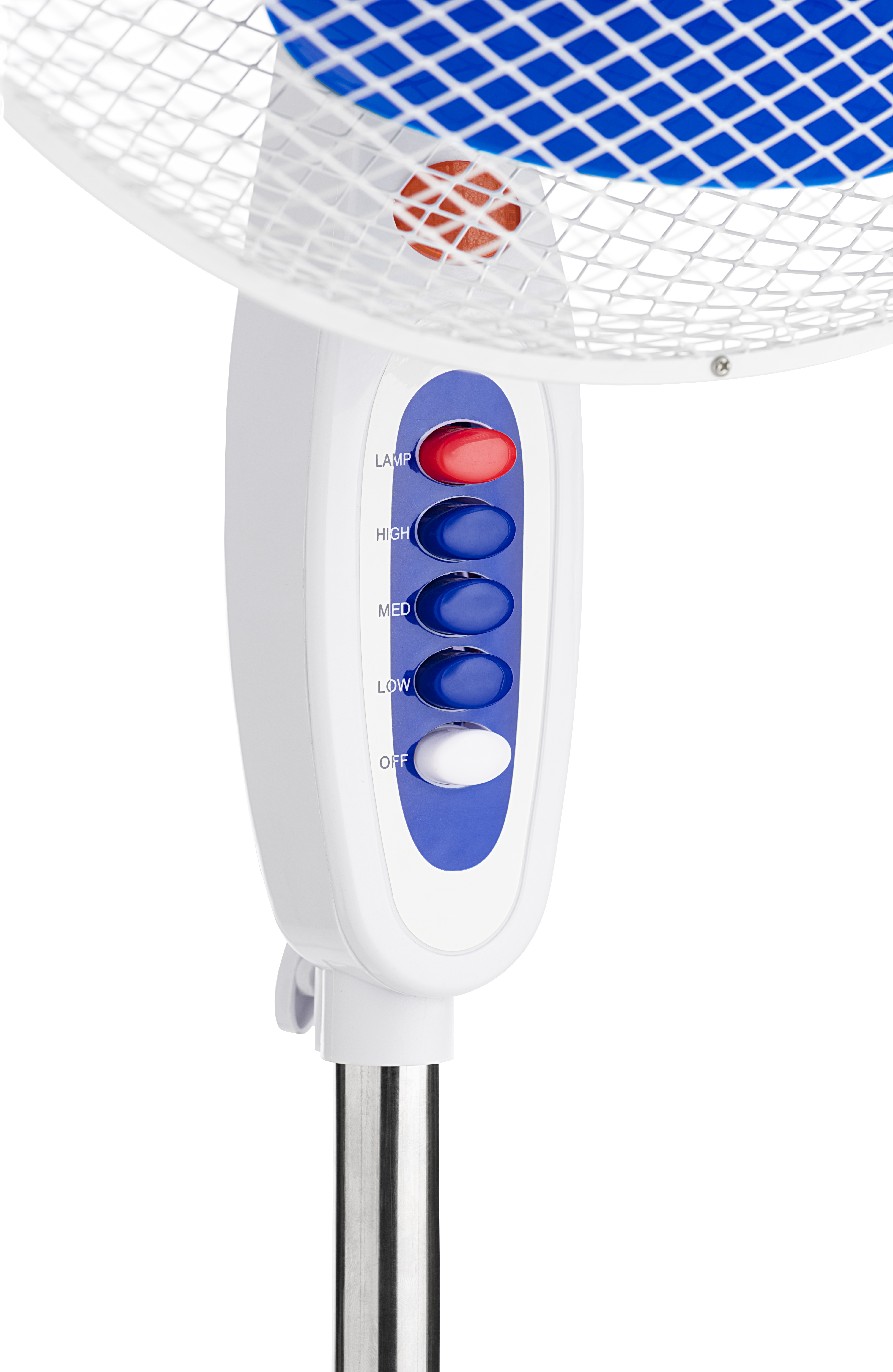 Ventilador eléctrico blanco y azul. Botones rojos, azules y blancos. El ventilador está sobre un fondo blanco.