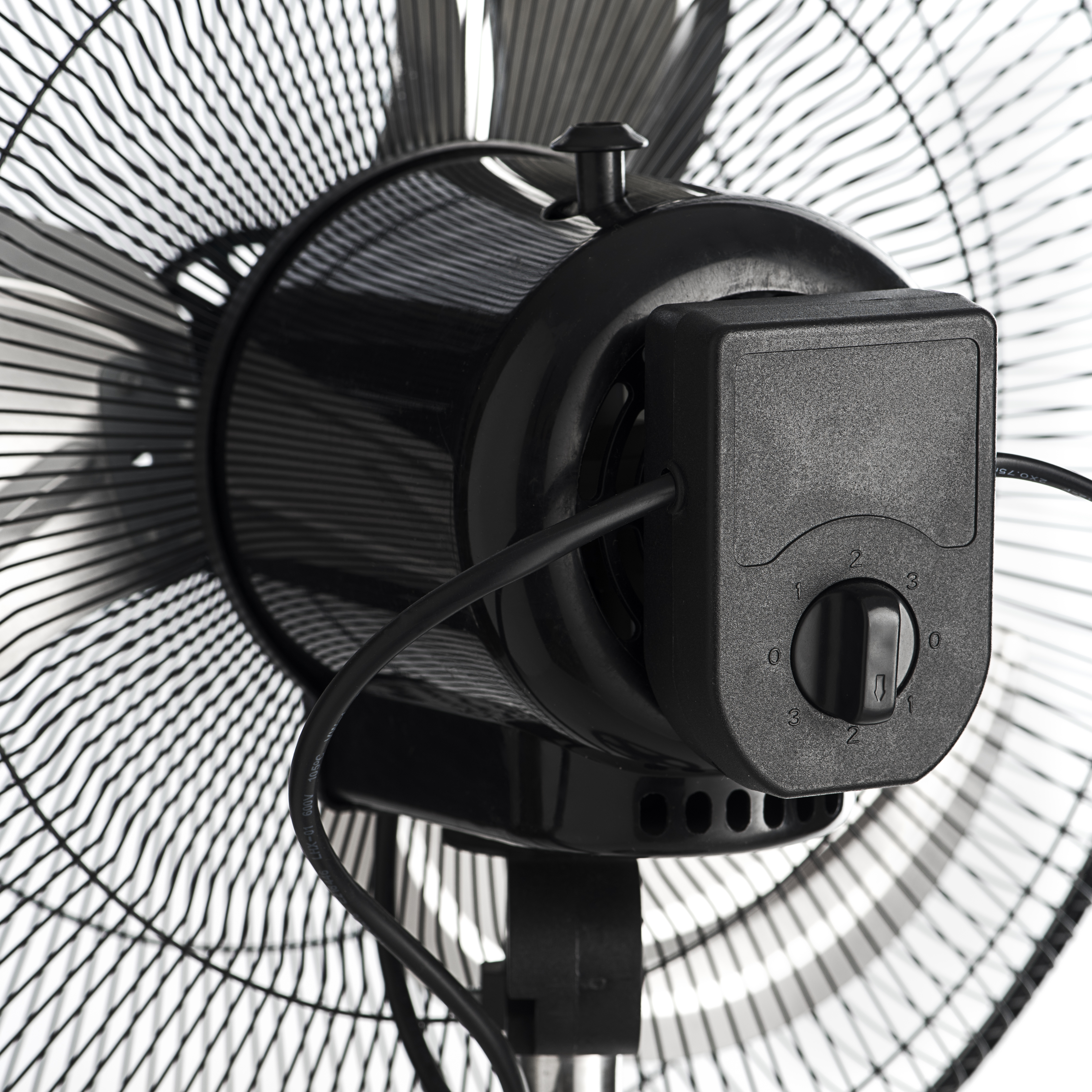 Primer plano de un ventilador negro con un panel de control que muestra los ajustes de velocidad.