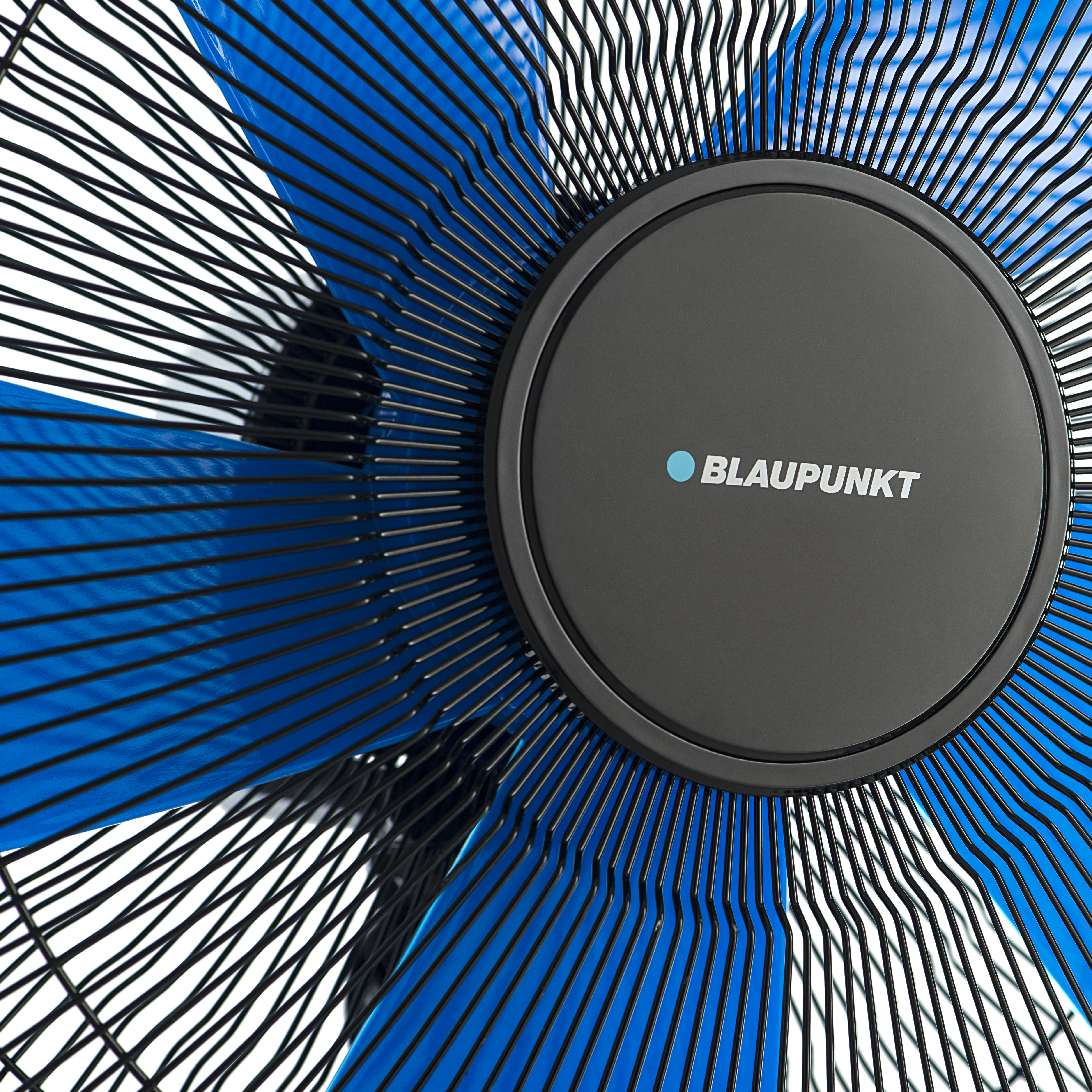 Primo piano di una ventola blu e nera con logo Blaupunkt su disco grigio scuro centrale.