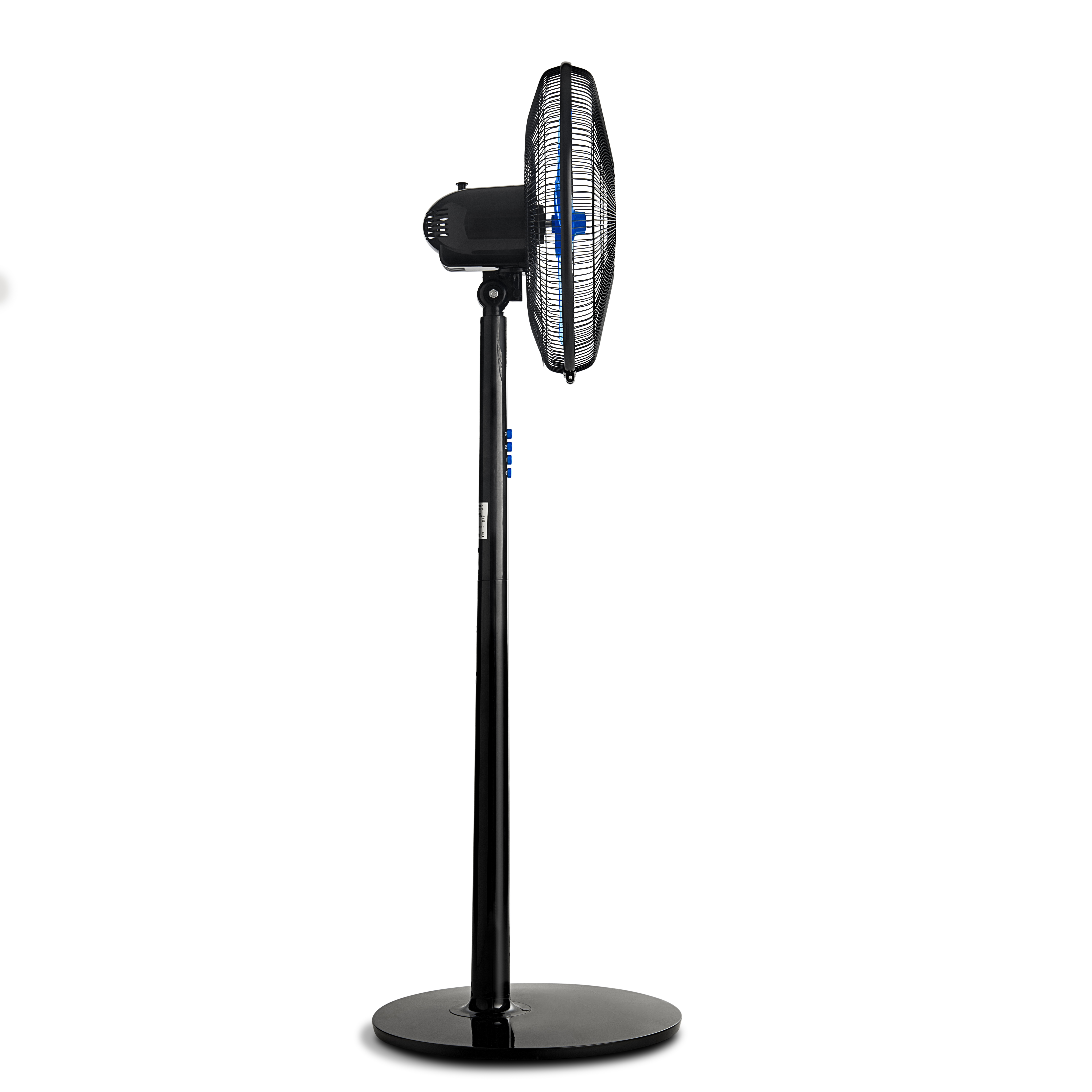 Un ventilatore da terra nero con una pala blu e una base nera. Il ventilatore è alto e sottile.