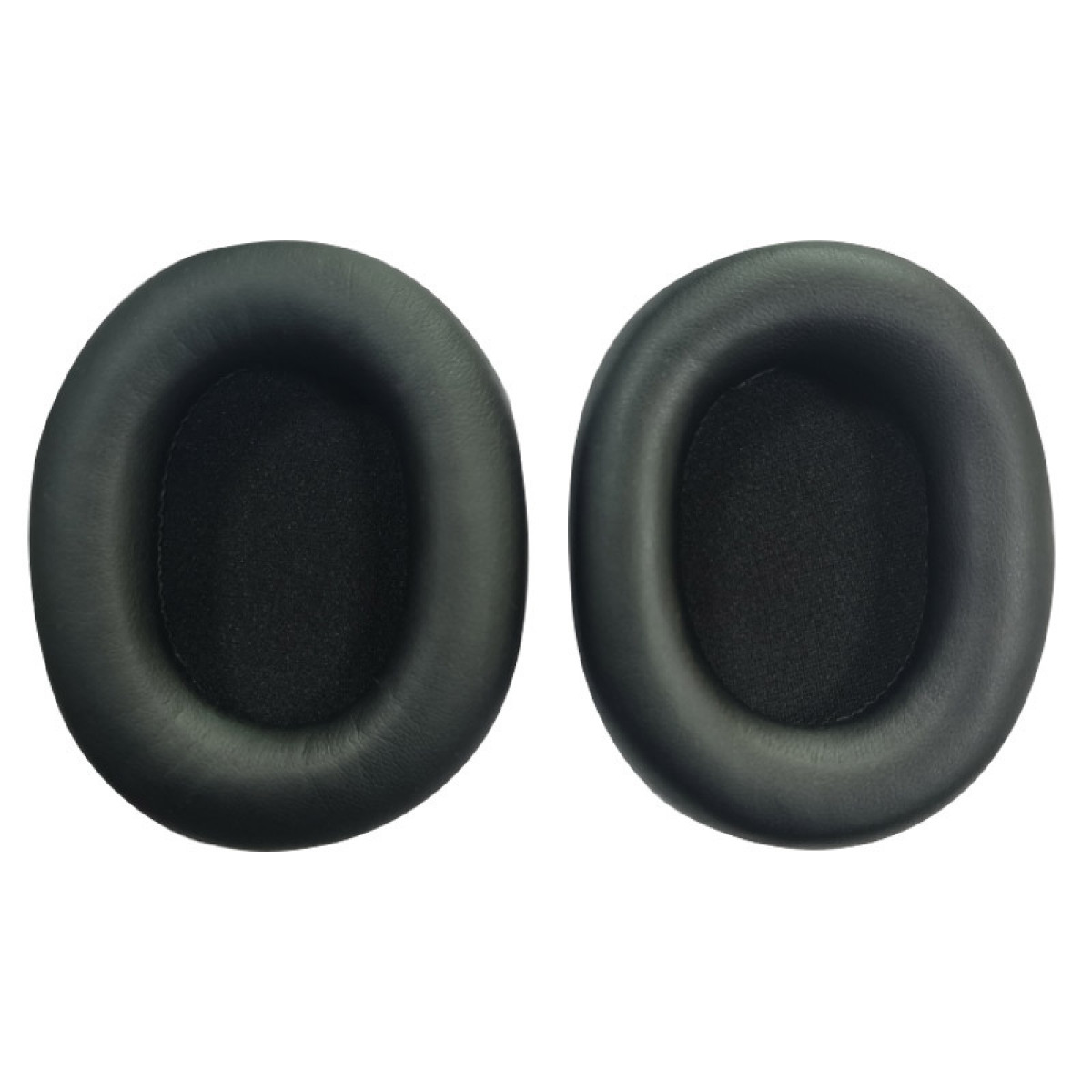 Zwei schwarze, oval geformte Ohrpolster. Sie liegen auf einer weißen Oberfläche.
