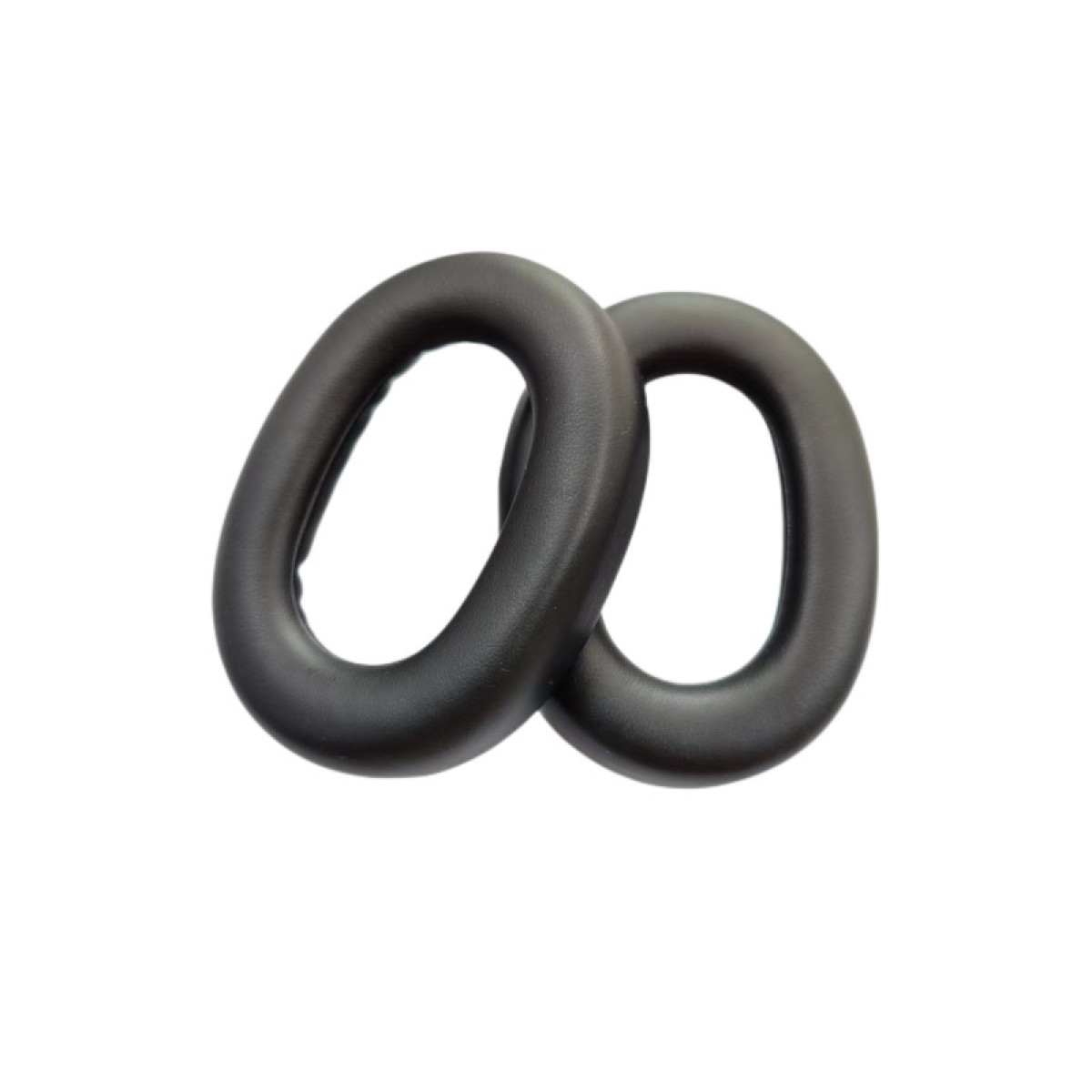 Zwei schwarze Ohrmuscheln. Sie sind oval und sehen weich aus.