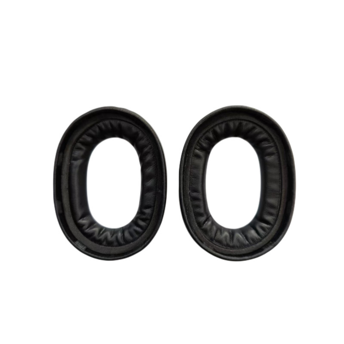 Zwei schwarze Kopfhörer-Ohrpolster. Sie sind oval und aus lederartigem Material.