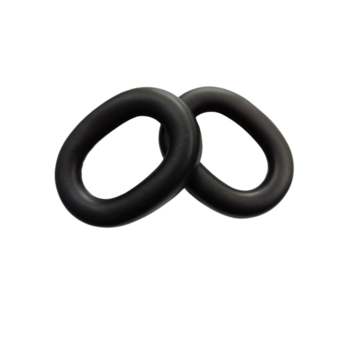 Zwei schwarze Ohrpolster, kreisförmig und oval geformt. Sie befinden sich auf weißem Hintergrund.