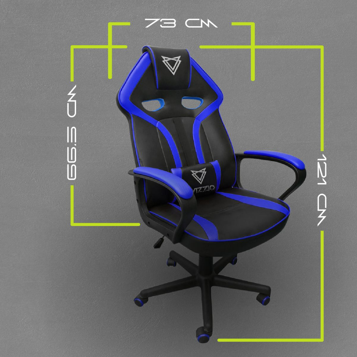 Una silla gaming negra y azul con dimensiones. La silla tiene reposacabezas y reposabrazos. Fondo gris.
