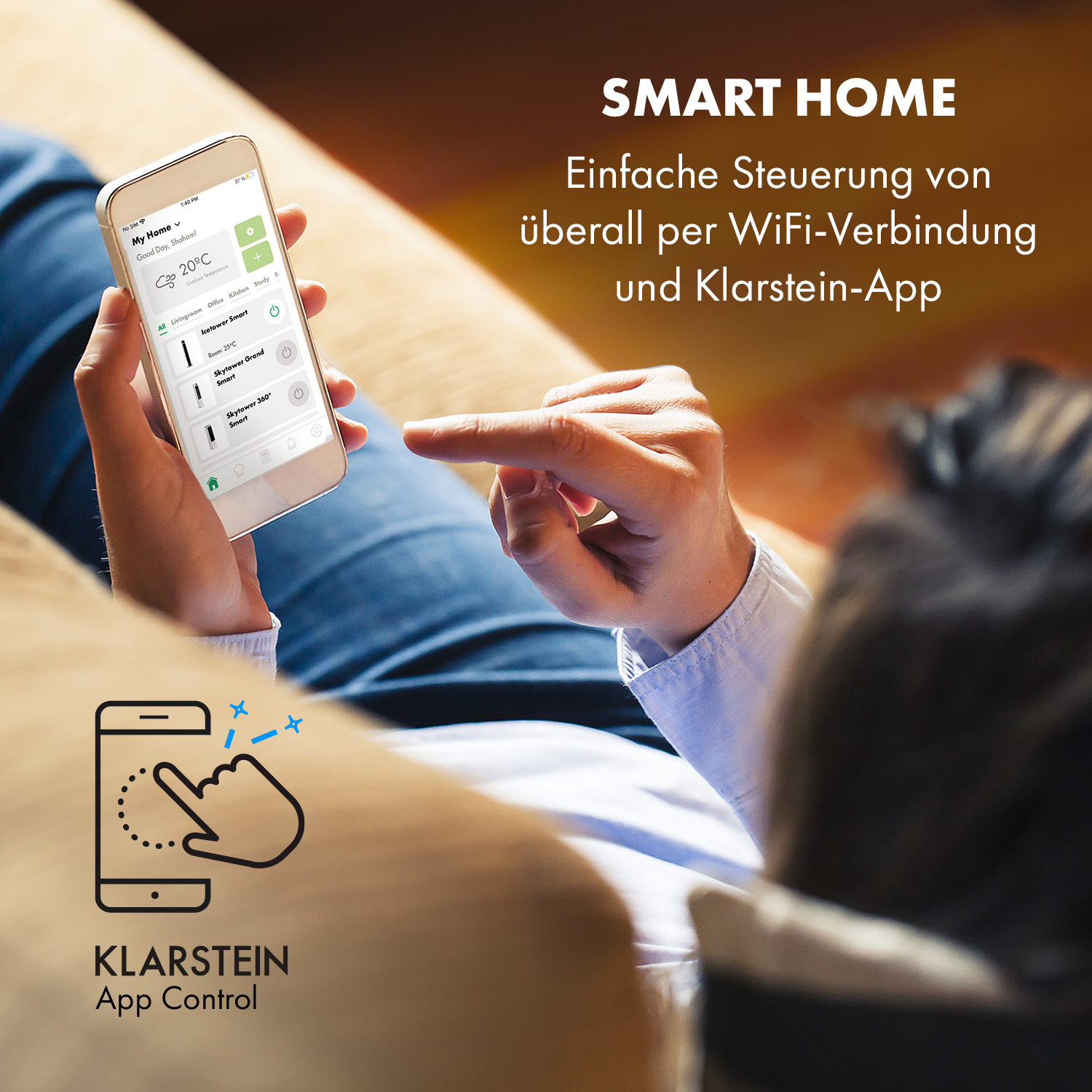 Die Hand einer Person zeigt auf einen Telefonbildschirm, der eine Smart-Home-App-Oberfläche zeigt.