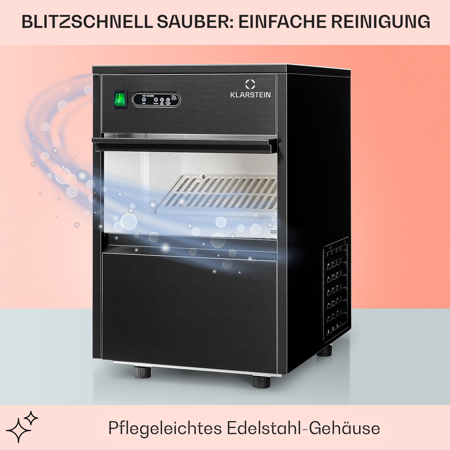 Ein schwarzer Eisbereiter mit offener Tür, mit Wassertröpfchen und Eis im Inneren.