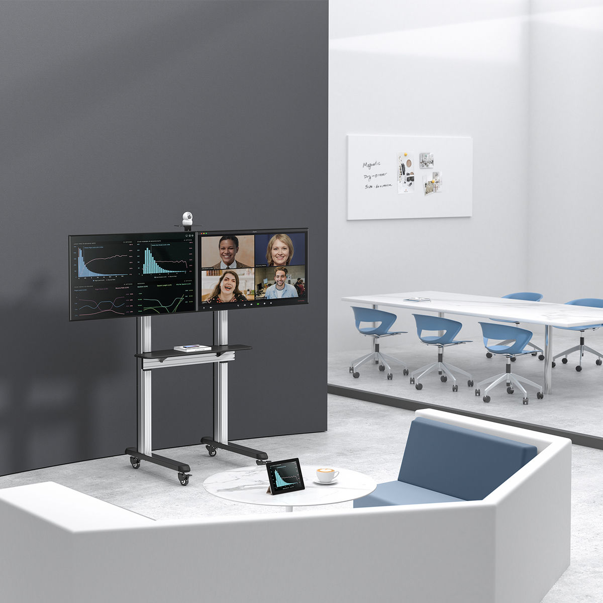 Sala riunioni con due schermi, una lavagna e un'area lounge, ambiente ufficio.