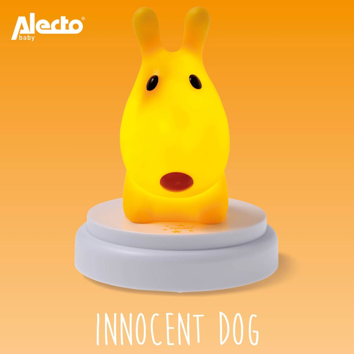 Luz nocturna con forma de perro amarillo sobre una base blanca y fondo naranja.