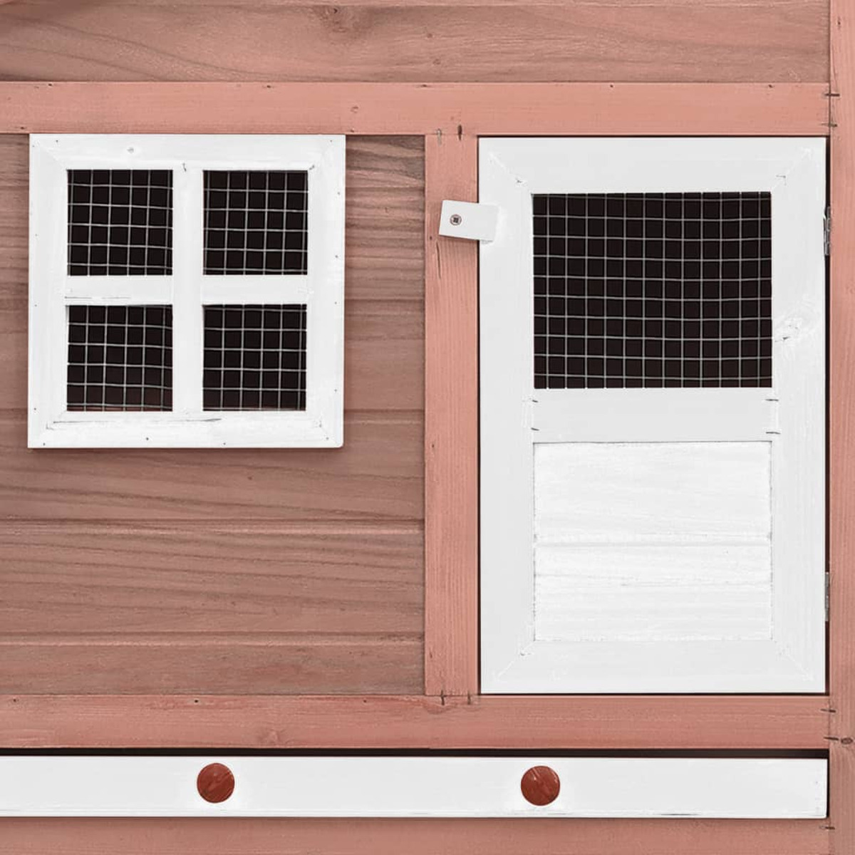 Ein hölzerner Hühnerstall mit Fenster, Tür und dekorativen Elementen.