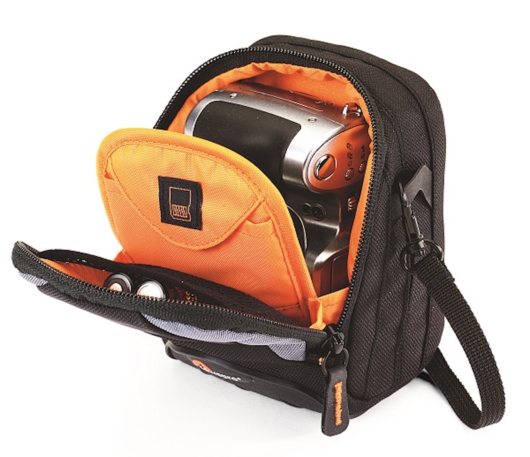 Kamera in schwarzer Tasche mit orangefarbenem Innenraum, offen, und kleine Batterien.