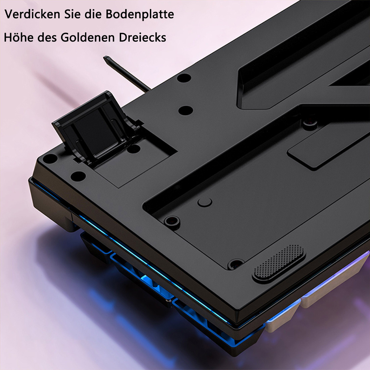 Spód czarnej klawiatury. Widoczne niebieskie i białe światła LED.