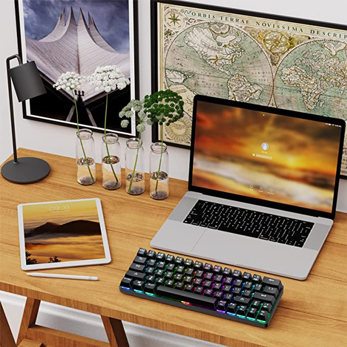 Drewniane biurko z laptopem, tabletem i klawiaturą. Obecne są również kwiaty i lampa biurkowa.