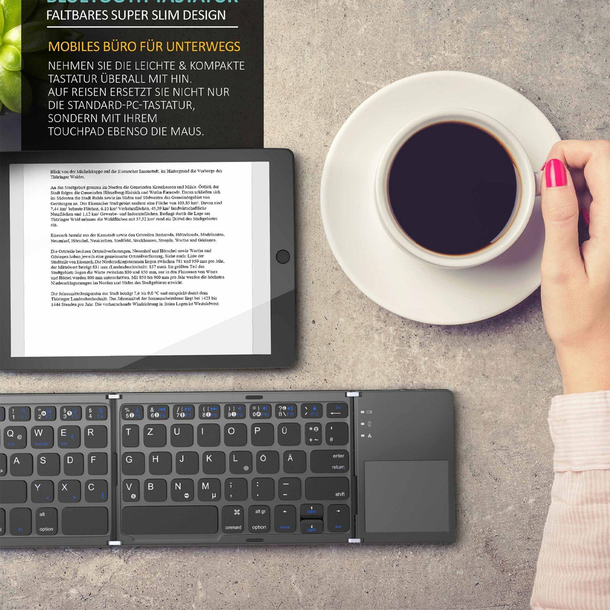 Tablet z klawiaturą. Tekst brzmi: Mobilne biuro w podróży.