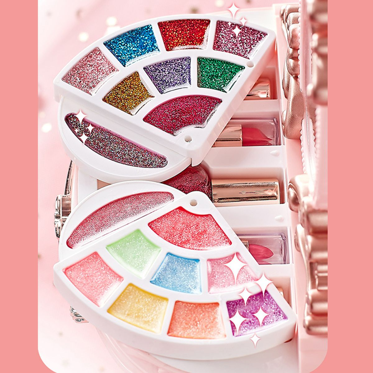Make-up-Set mit Glitzer und Lippenstiften in einem weißen Etui. Rosa Hintergrund.