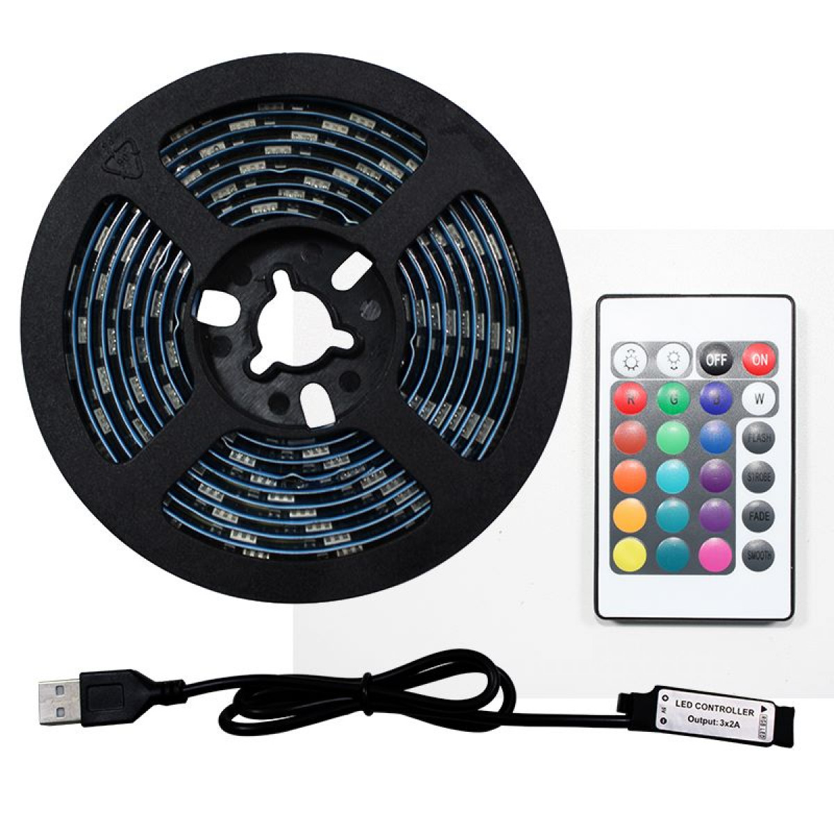 Rolka taśm LED, pilot i złącze. Elementy są na białym tle.