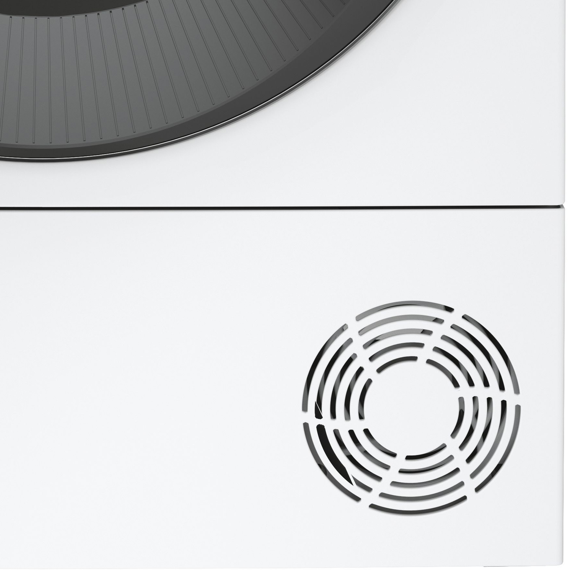 Primo piano di un forno bianco con griglia del ventilatore e superficie di cottura nera.