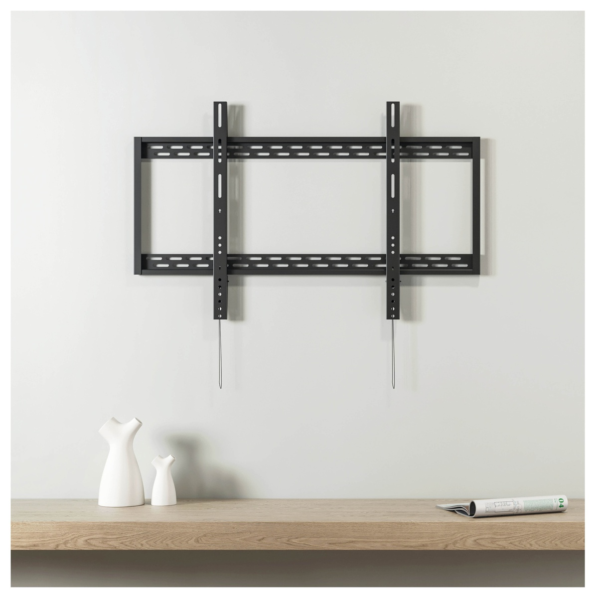Soporte de pared para TV negro en pared blanca, estante de madera con jarrones blancos y revista.