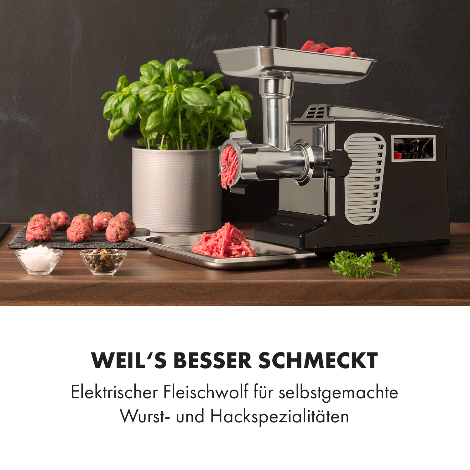 Fleischwolf mit Hackfleisch, Basilikum und Gewürzen auf Holztisch.