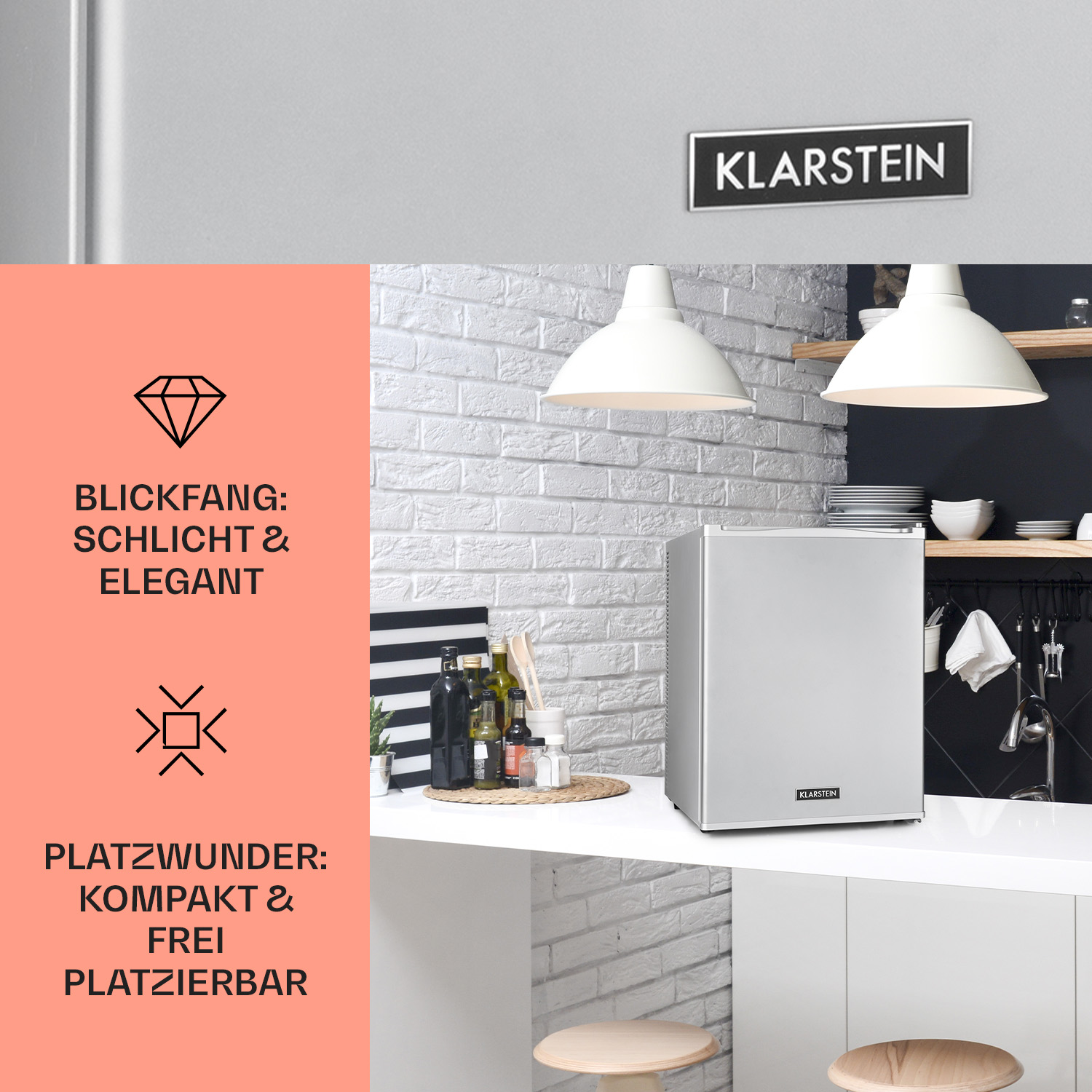 Kleiner silberner Kühlschrank mit Klarstein-Schild. Hintergrund: weiße Ziegelmauer.