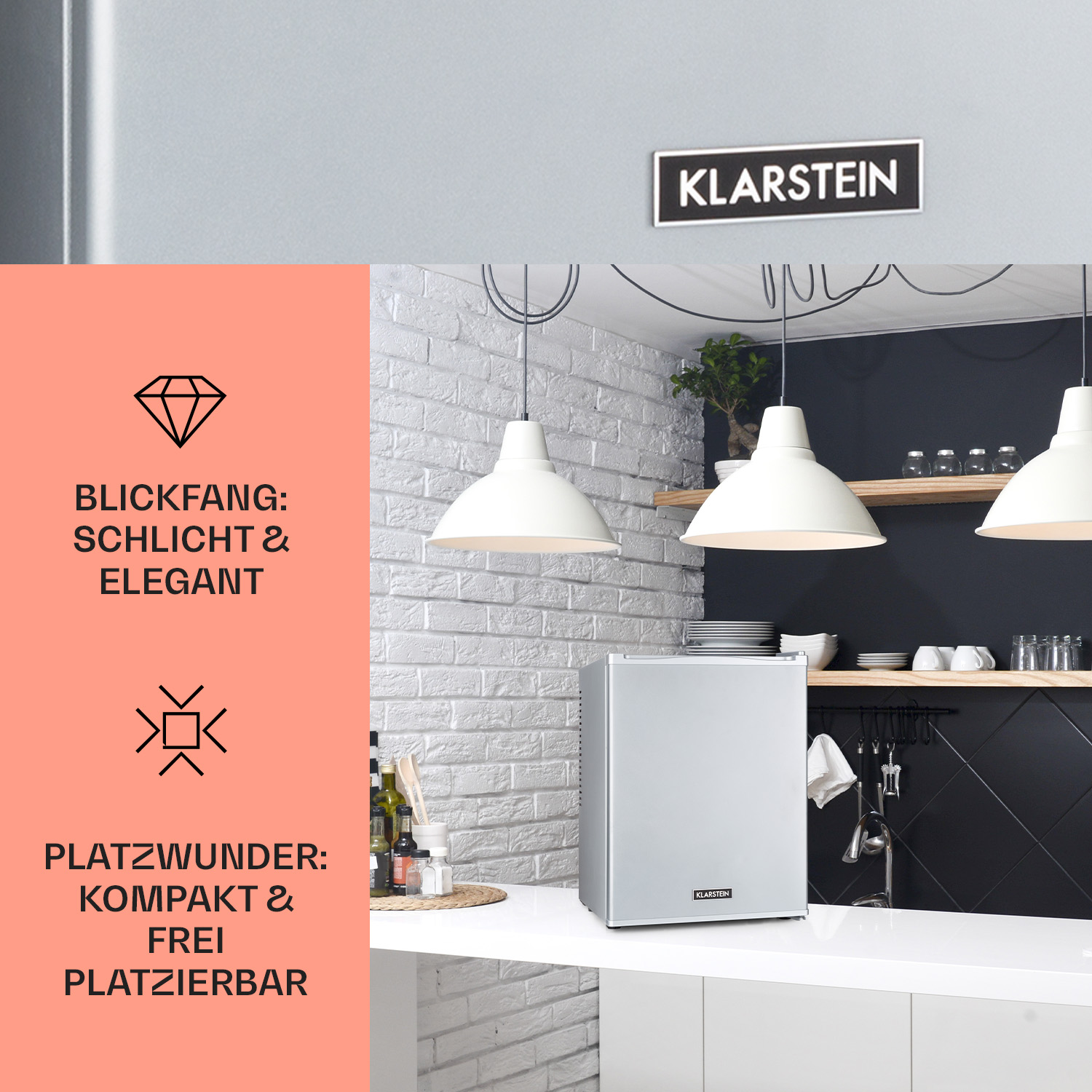 Ein silberner Mini-Kühlschrank auf einer weißen Theke mit Text und dekorativer Beleuchtung.