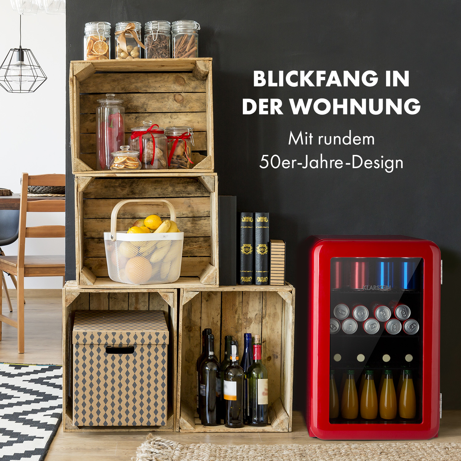 Holzkisten mit Gegenständen, darunter Gläser, Flaschen und ein roter Mini-Kühlschrank.