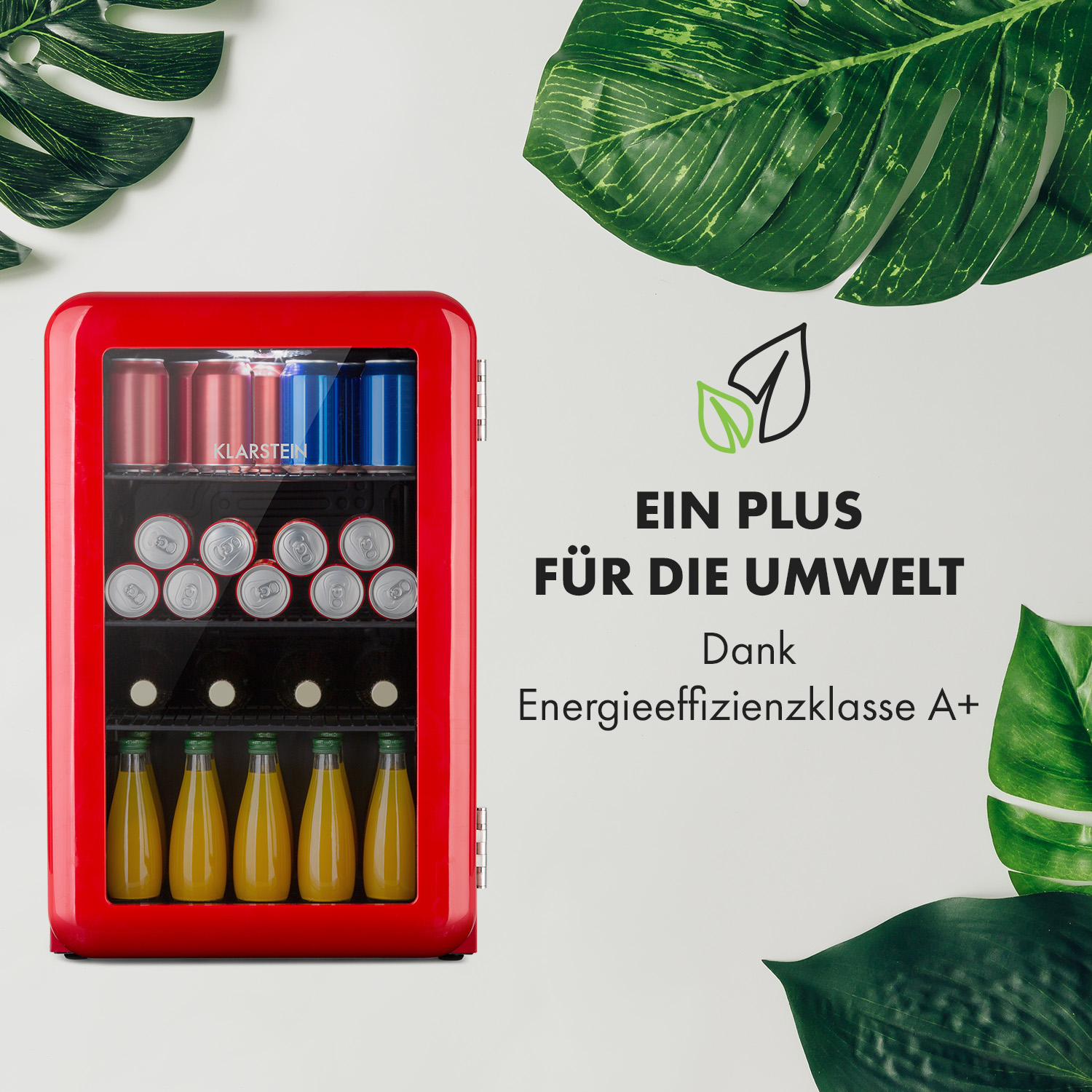Ein roter Mini-Kühlschrank mit Getränken. Grüne Blätter rechts. Weißer Hintergrund.