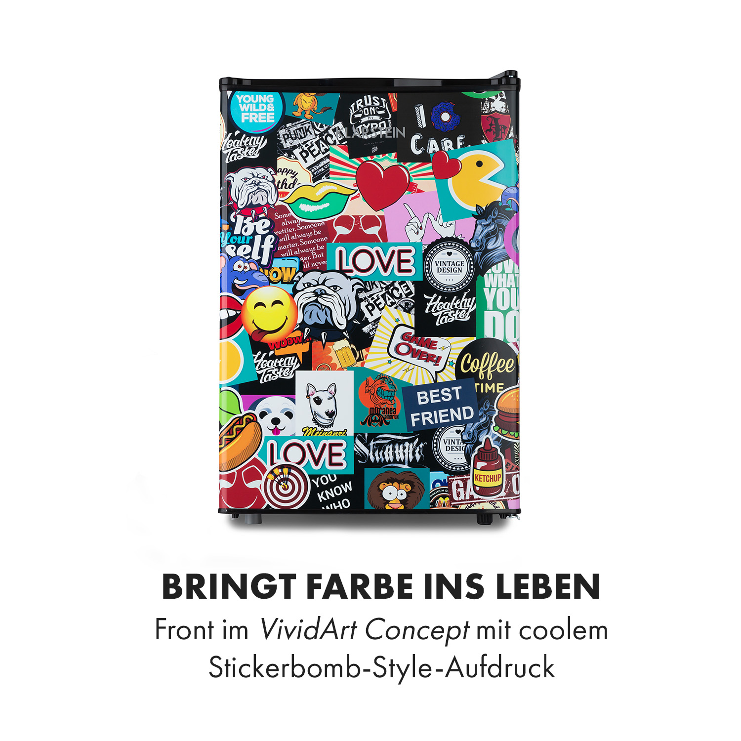 Kleiner Kühlschrank mit Aufklebern. Text unten. Weißer Hintergrund.