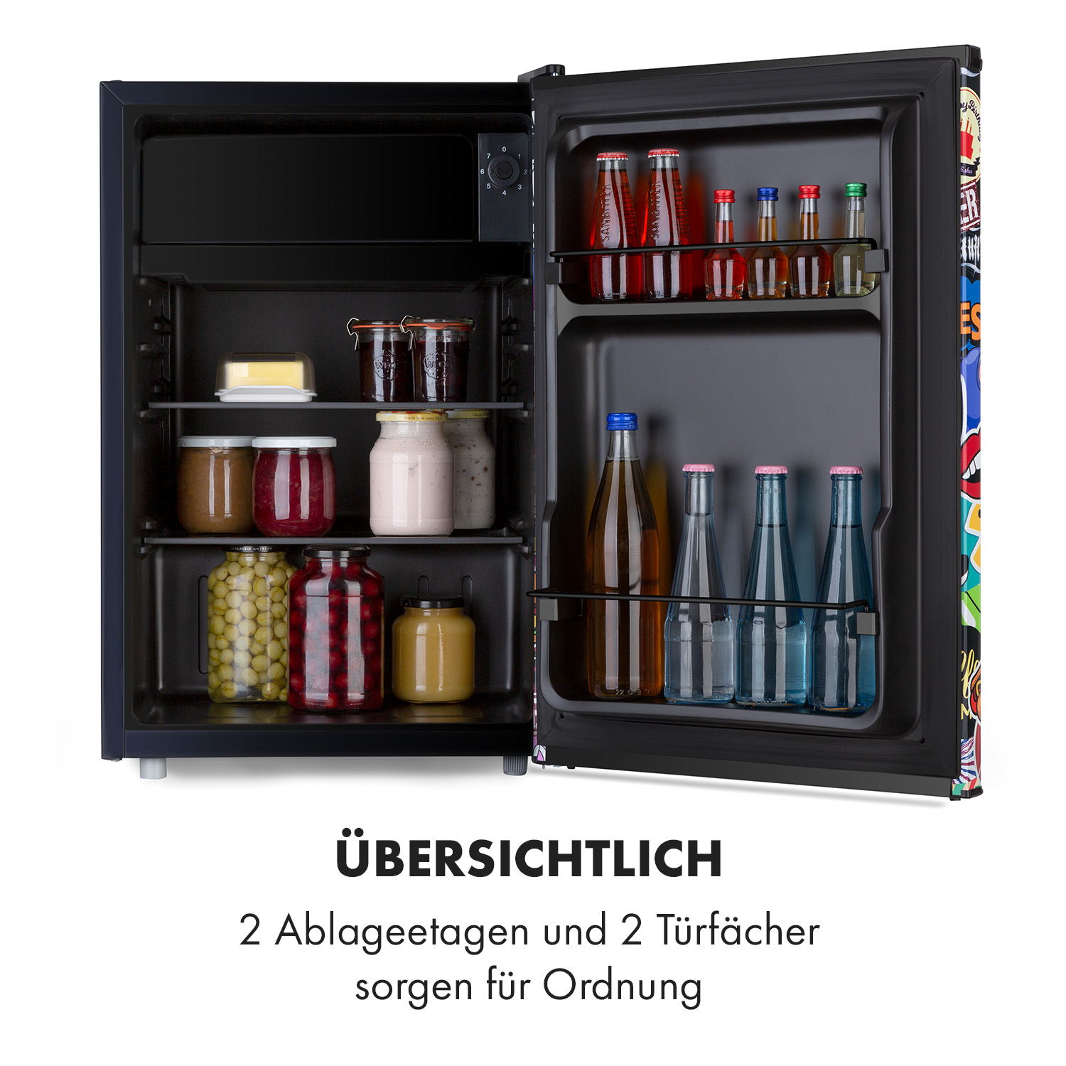 Ein kleiner schwarzer Kühlschrank mit offener Tür, gefüllt mit Essen. Text: 2 Regale und 2 Türfächer.
