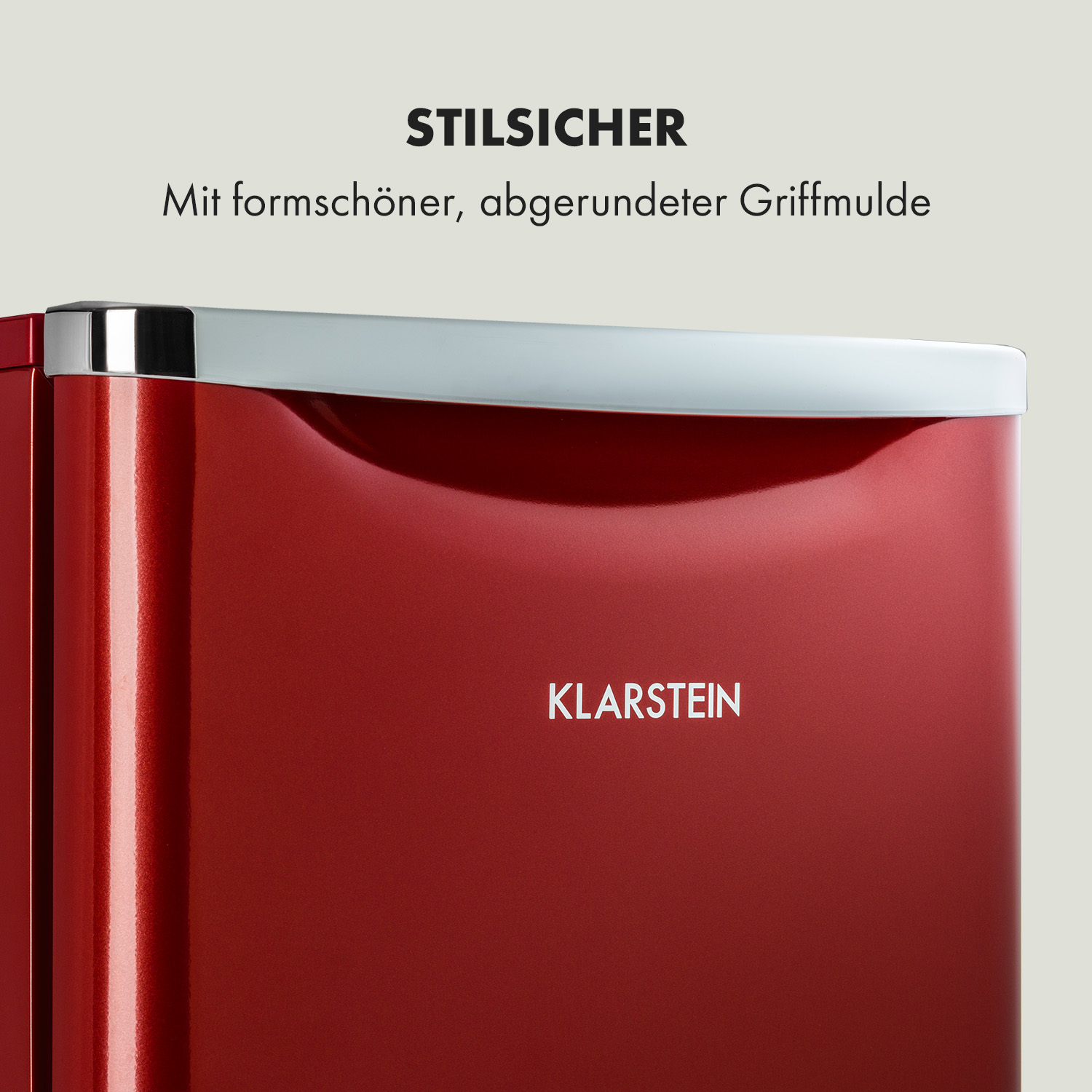 Roter Minikühlschrank mit silberner Blende. Er hat den Markennamen Klarstein in weißen Buchstaben.
