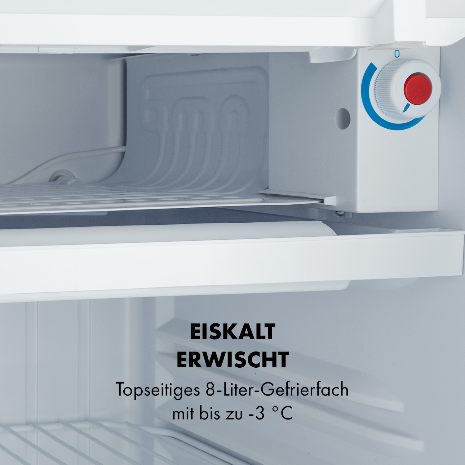 Inneres eines Kühlschranks, das ein Gefrierfach zeigt.