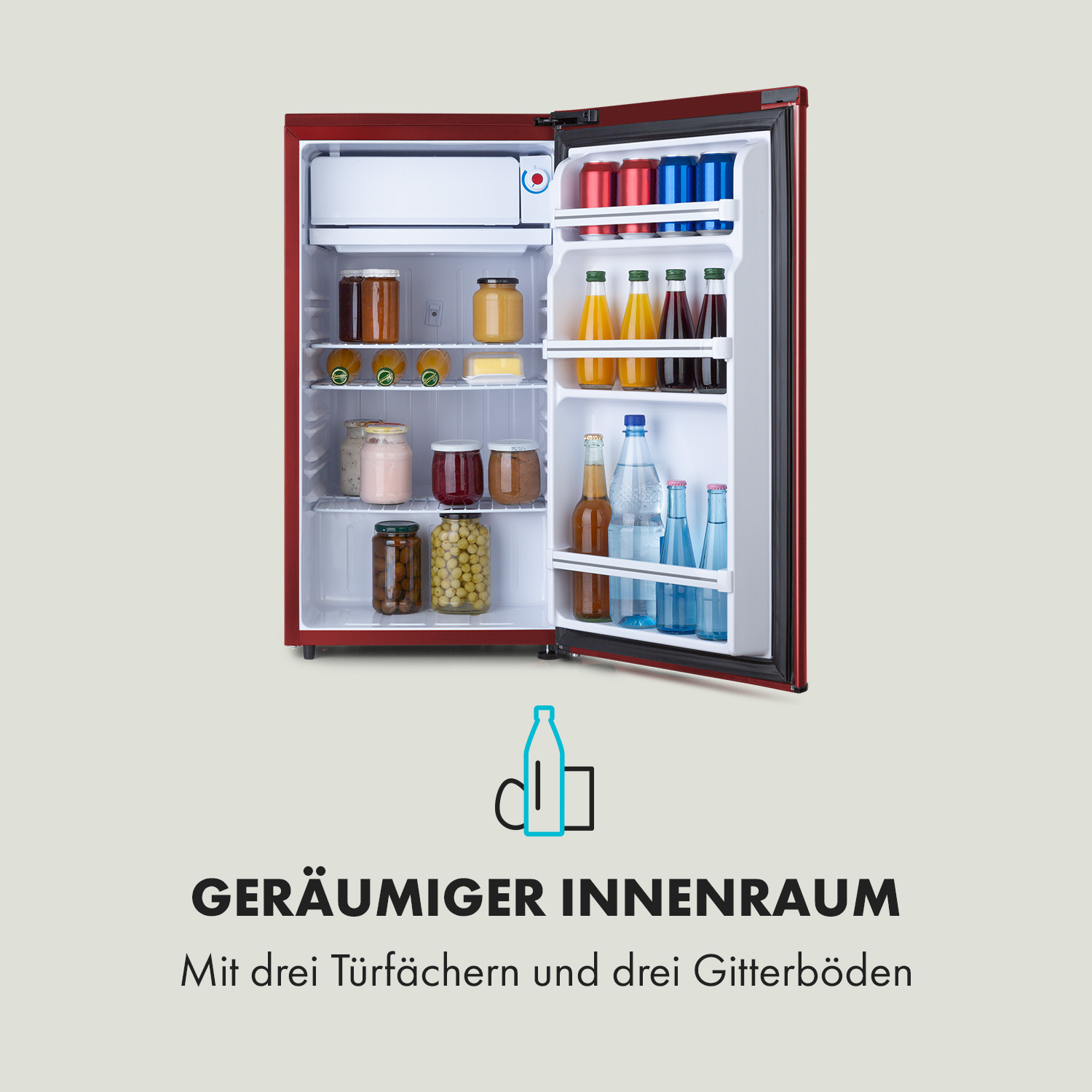 Roter Mini-Kühlschrank geöffnet, gefüllt mit Gläsern, Flaschen und Dosen.