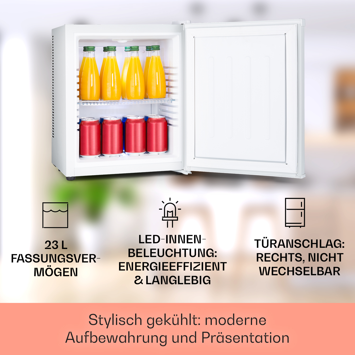 Weißer Minikühlschrank mit offener Tür. Innen Saftflaschen und rote Dosen. Textbeschriftungen vorhanden.