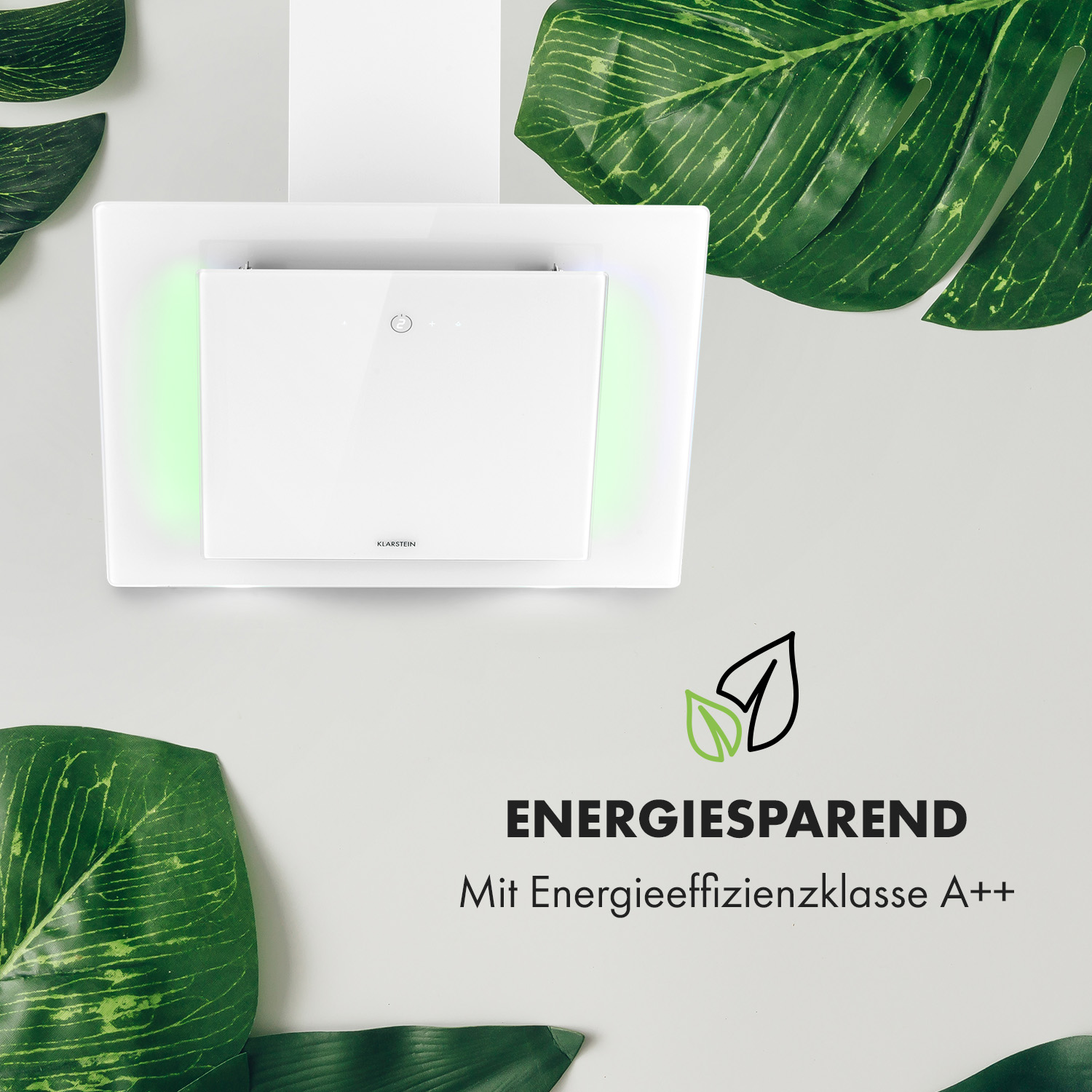Cappa bianca con luci verdi e accenti di foglie verdi. Testo: risparmio energetico con efficienza A++.