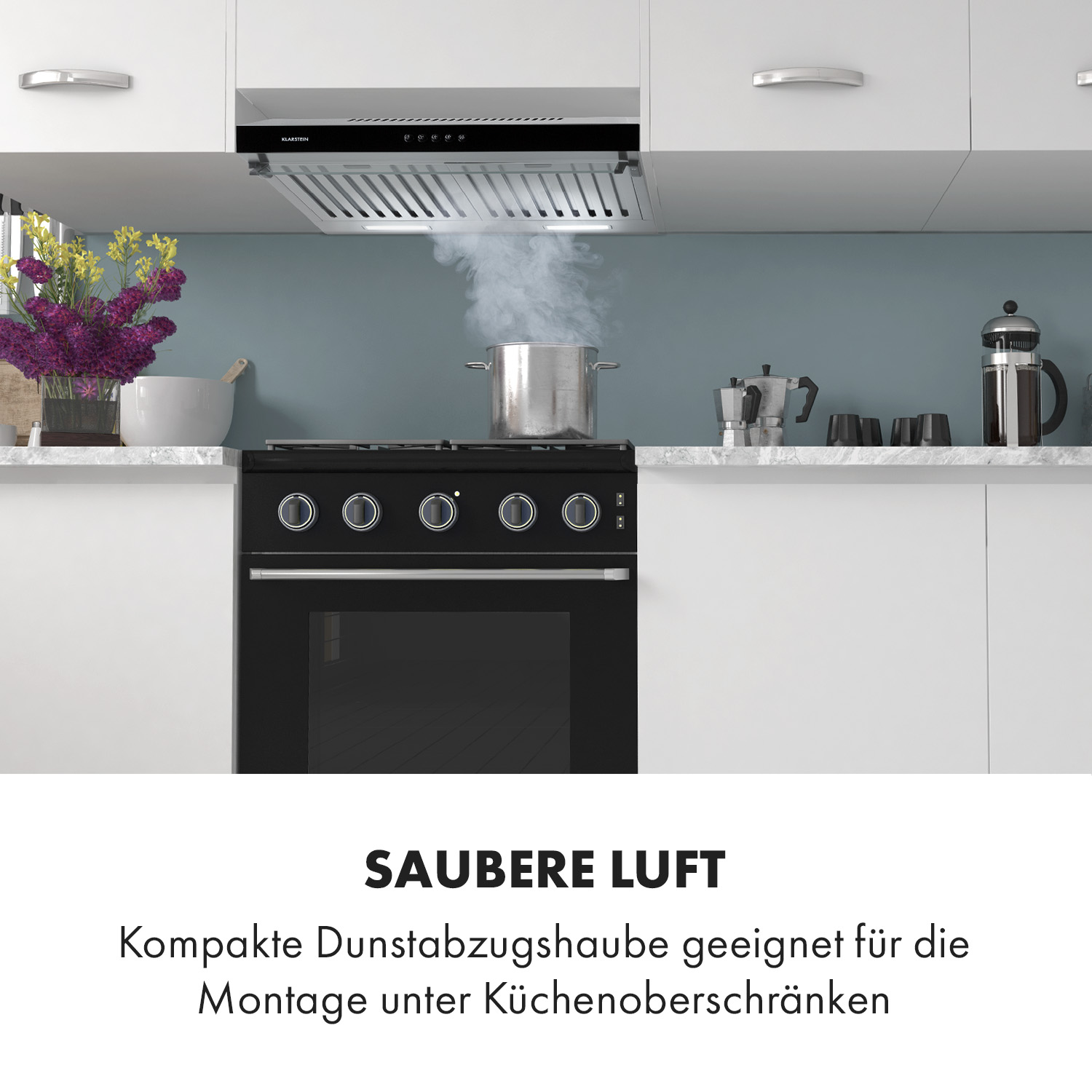 Küchenszene mit schwarzem Herd, Dunstabzugshaube und dampfendem Topf. Weiße Schränke und blaue Wand im Hintergrund.