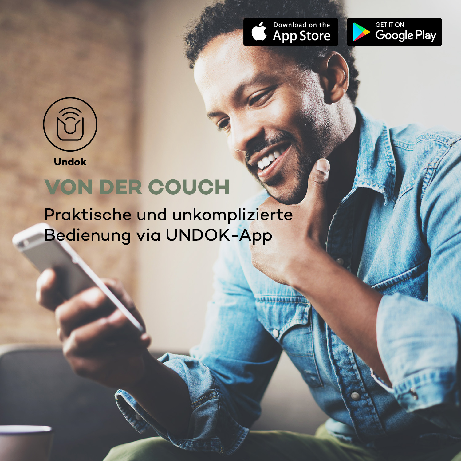 Ein Mann, der ein Smartphone hält und lächelt, mit App-Download-Informationen und Text über die App-Nutzung.