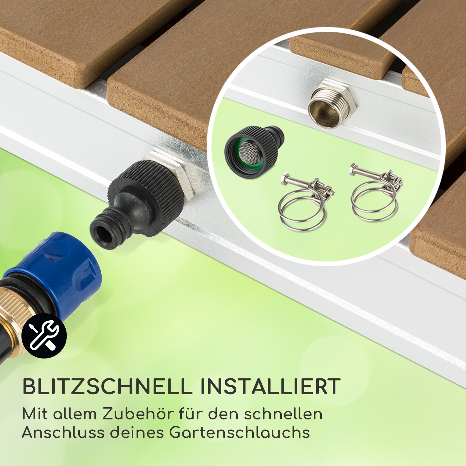 Gartenschlauchverbinder und Schellen. Teile sind silber, schwarz und blau. Auf einer Holzoberfläche.