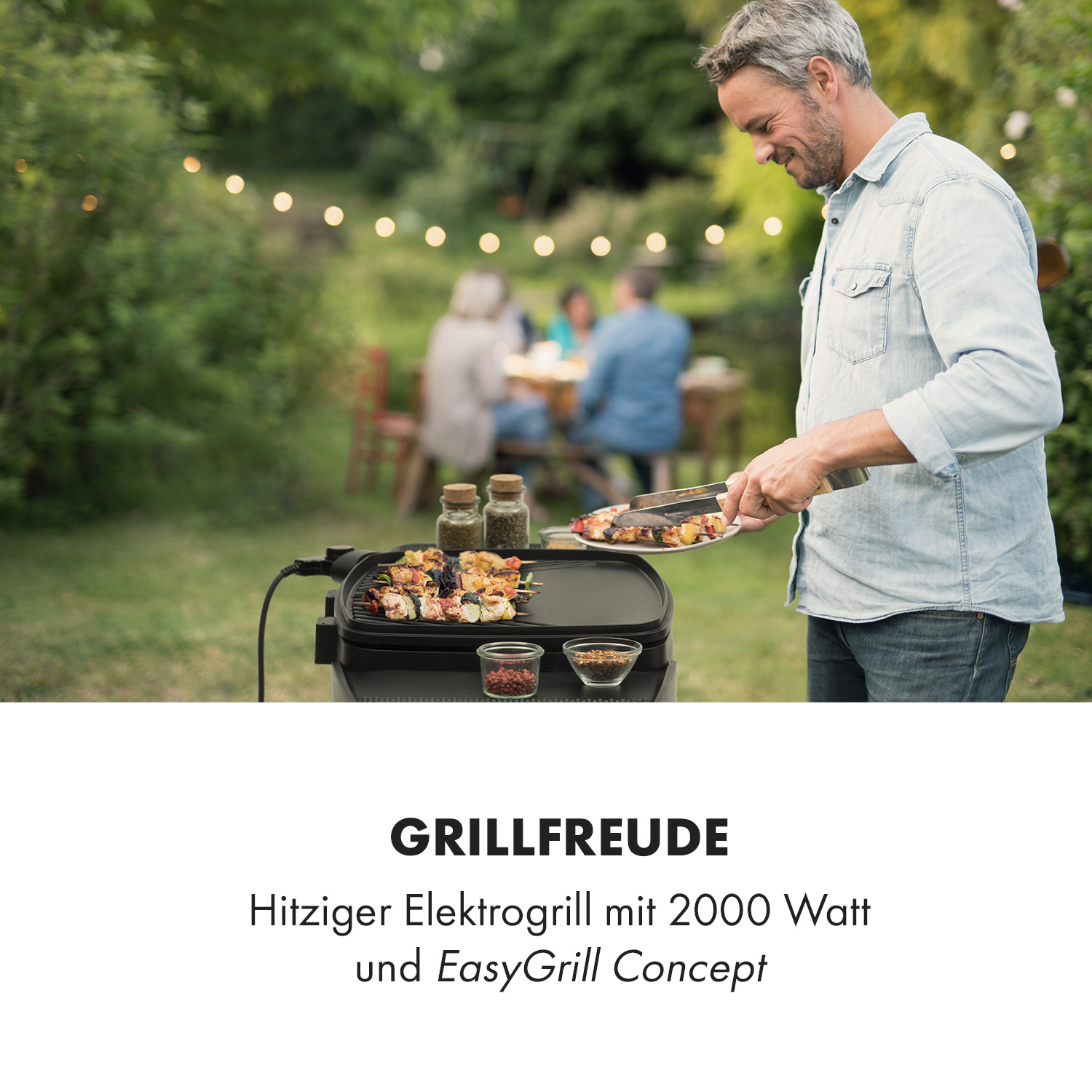Ein Mann grillt Essen auf einem schwarzen Grill mit Hintergrund von Leuten am Tisch und Lichtern.