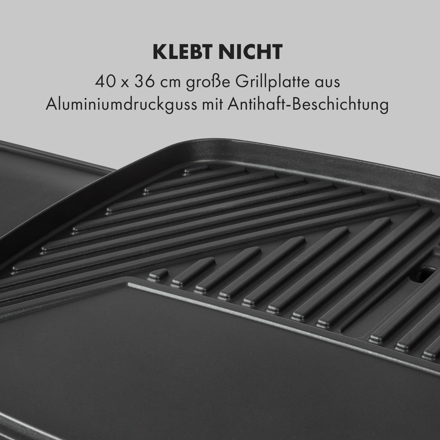 Schwarze Grillpfanne mit Rillen und Text, Nahaufnahme des Grills.