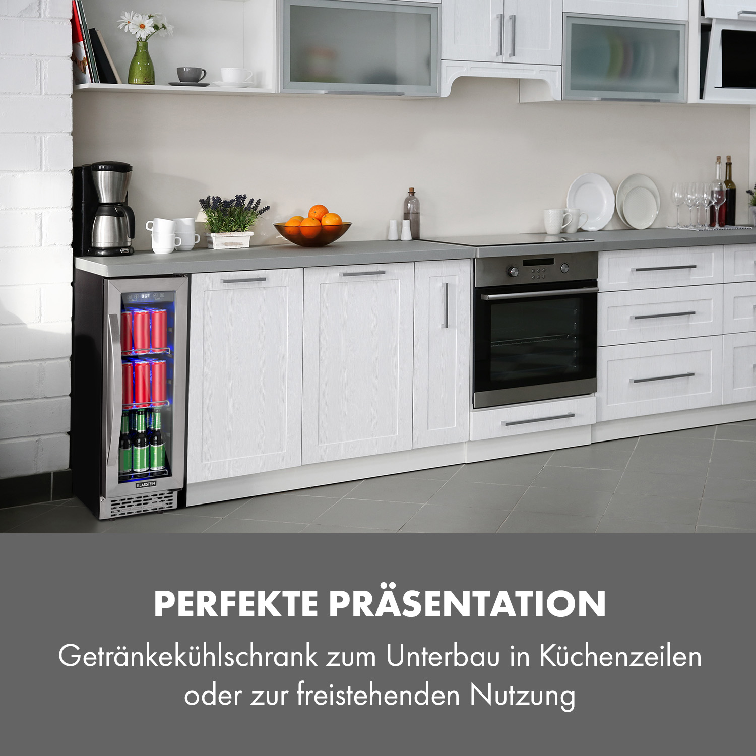 Ein Getränkekühler, der in einen Küchenschrank eingebaut ist. Er enthält Getränke.